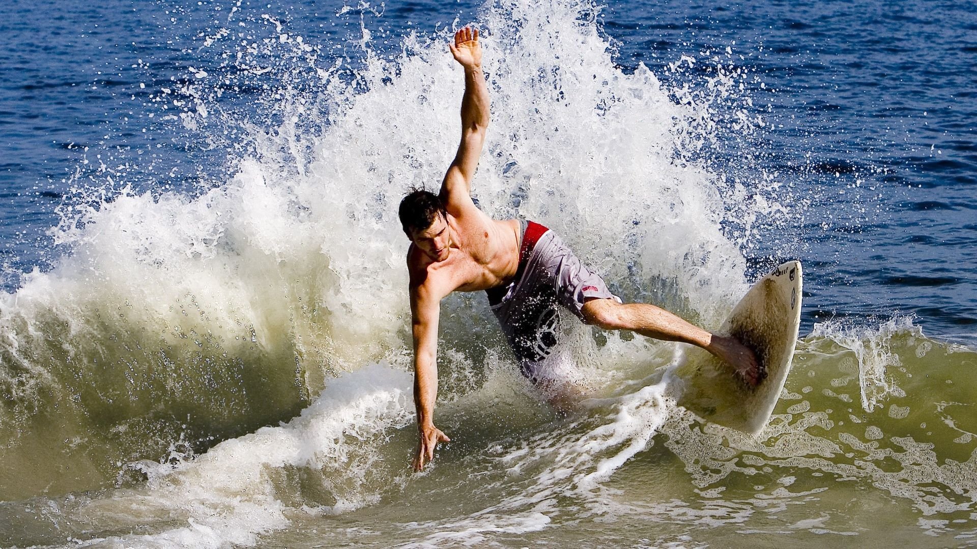 克莱·汤普森末节狂飙19分,凯尔特人鏖战力克雄鹿捍卫主场