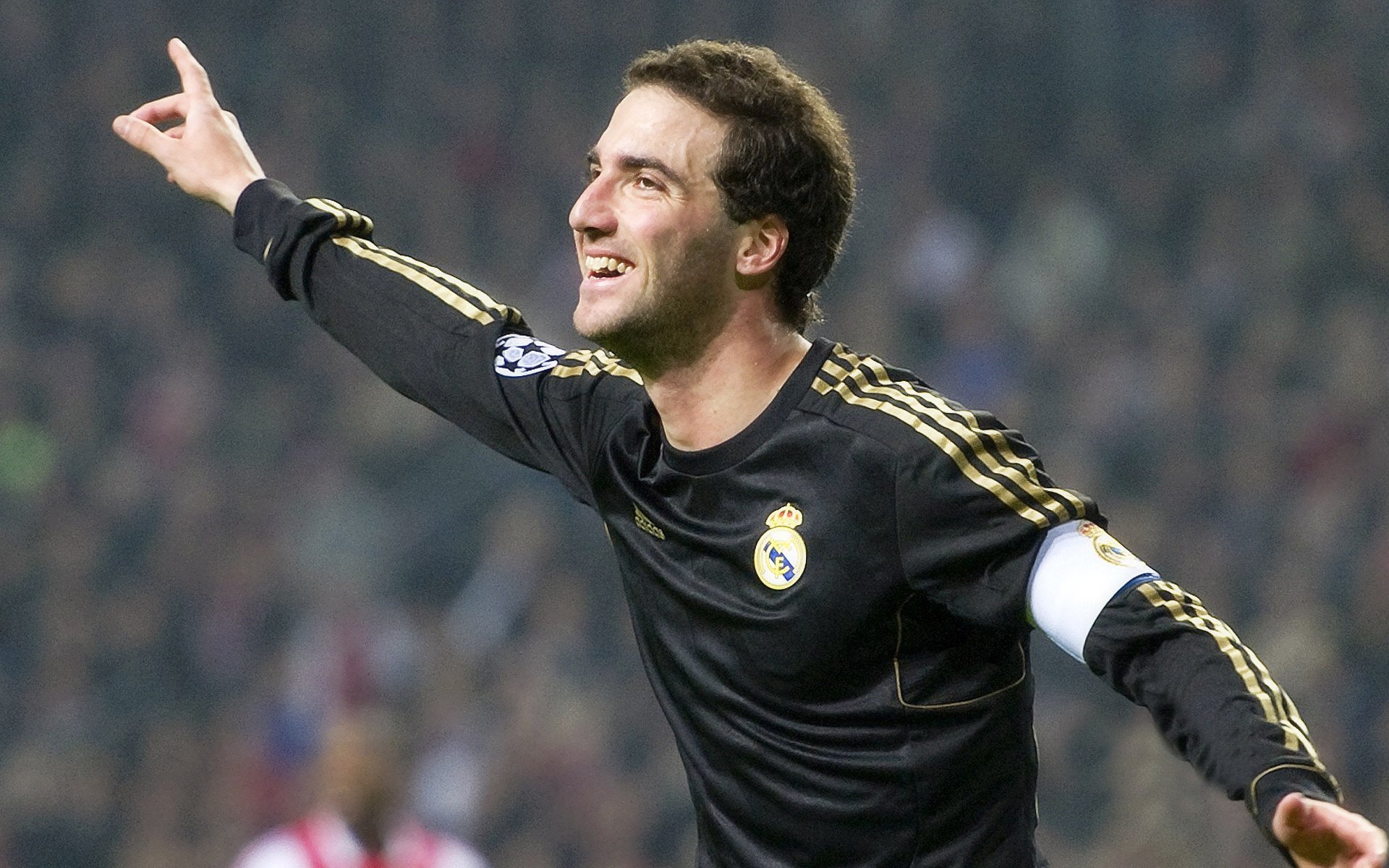 德布劳内导演橙色风暴，荷兰险胜曼联背后的战术博弈